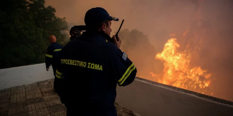 Συναγερμός στα Κύθηρα: Καίγεται δάσος, ενίσχυσε τις δυνάμεις της η Πυροσβεστική – Και εναέρια μέσα στη μάχη (εικόνες-βίντεο)